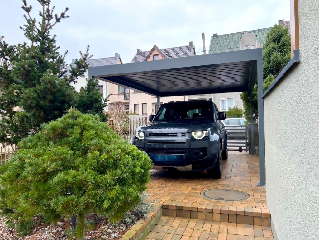 Pergola auto pie mājas